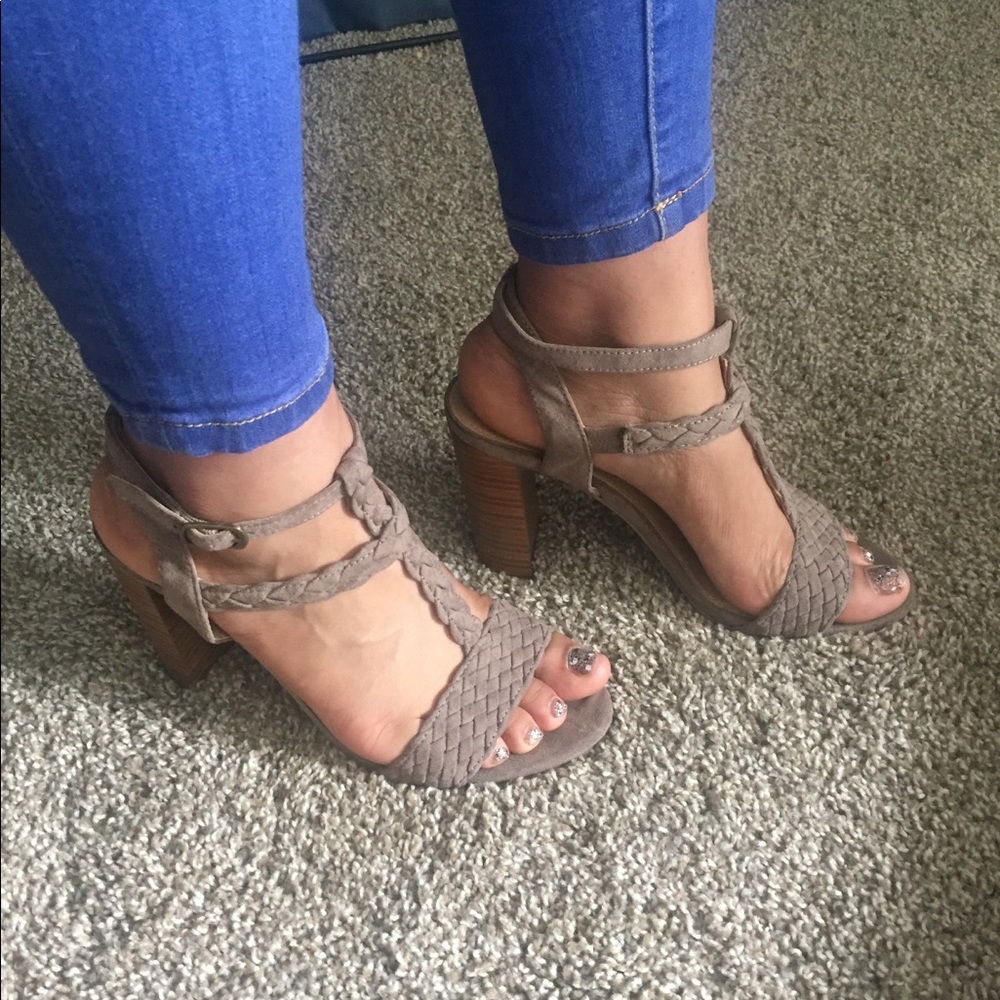 Timeless strapped heeled sandals